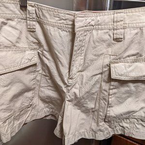 Super cute tan/khaki Tommy Hilfiger shorts with 2 large pockets, size 12